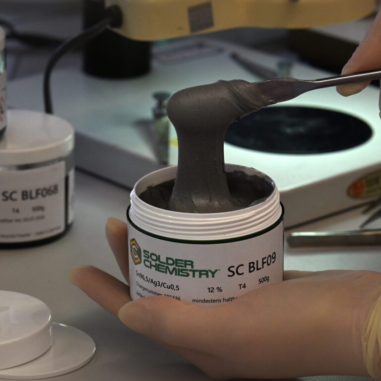 Vorbereitung und Homogenisierung einer Solder Chemistry Lötpaste